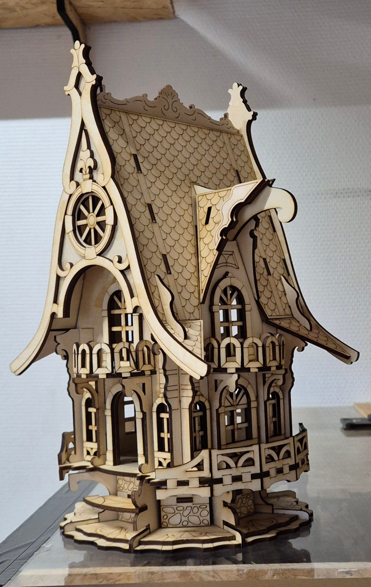 Halloweenhus laserskåret – frontvisning