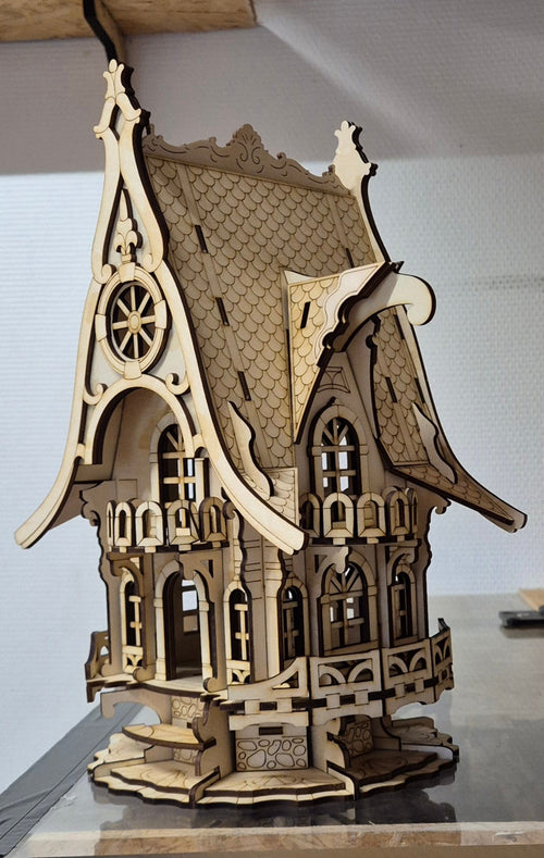 Halloweenhus laserskåret – frontvisning