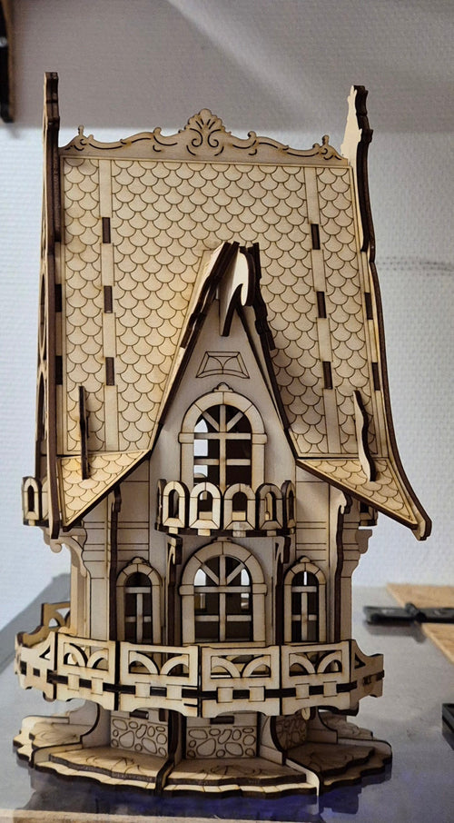 Halloweenhus laserskåret – set fra siden
